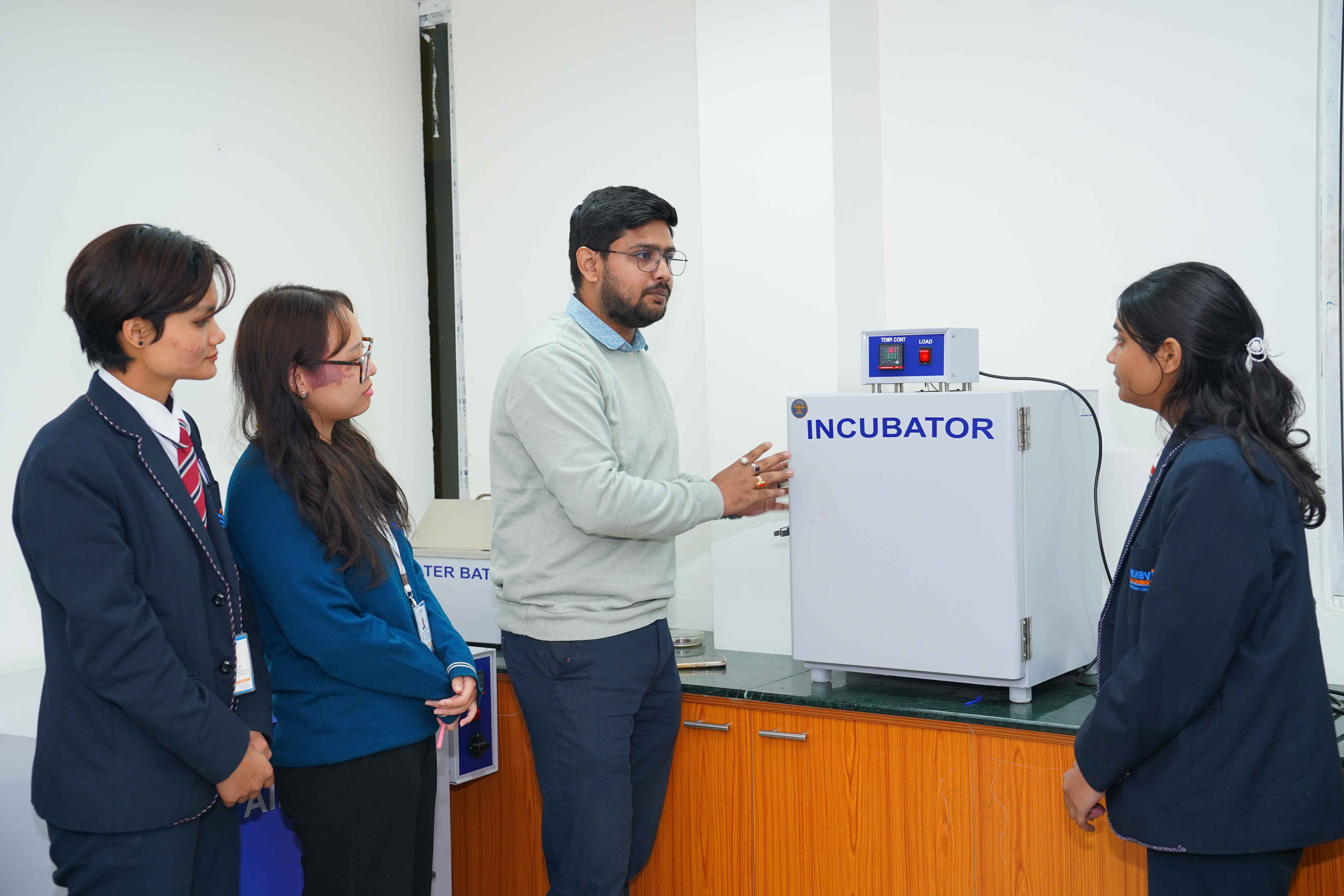 Bacteriological incubator