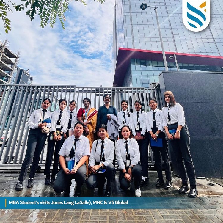 Our students’ visit to JLL for a corporate tour 